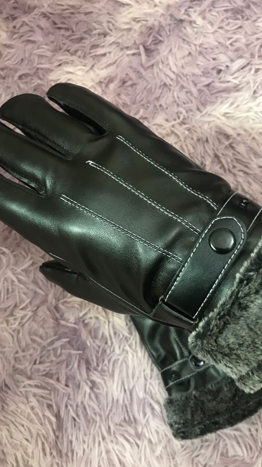 Gang tay đẹp. Da bóngđộ co giãn tốt. Đường may chắc chắn. Thiết kế được biệt cho phép thoải mái dùng điện thoại cảm ứng luôn. Găng tay ấm tiện dùng. Lớp bên trong giống như nhung ấy đeo rất dễ chịu và ấm, không có cảm giác cấn tay. Sản phẩm tốt 5 sao.