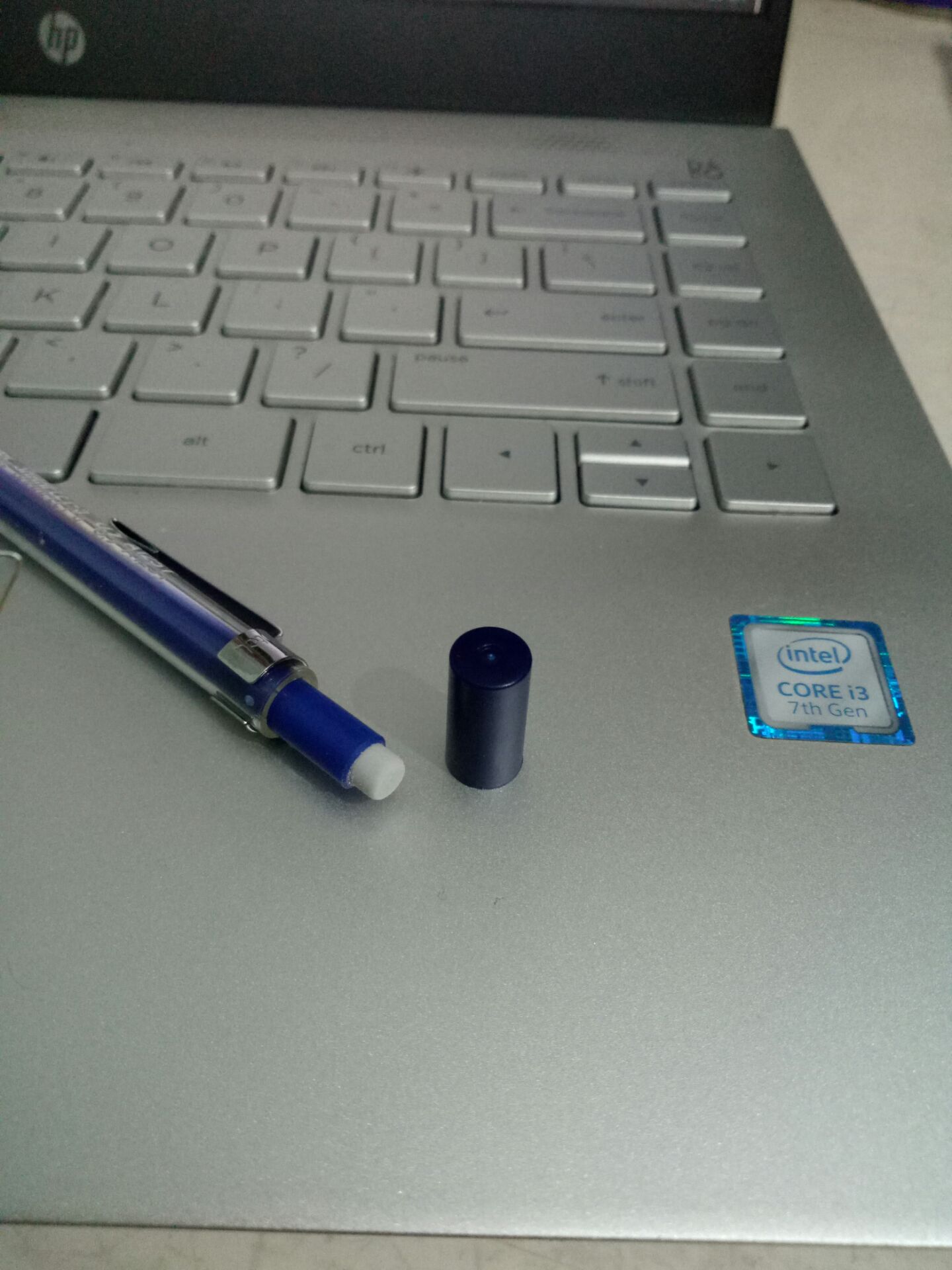 Bút đẹp, vỏ chắc chắn, tì mạnh nhẹ gì đều ổn cả (do mình hay tì nên bút chì dễ gãy ngòi ý :p) tiếng bấm bút khá êm và có tẩy cute ở đuôi bút.Nói chung là duyệt, ai muốn mua nên mua nhé đỡ tốn tiền thay bút liên tục