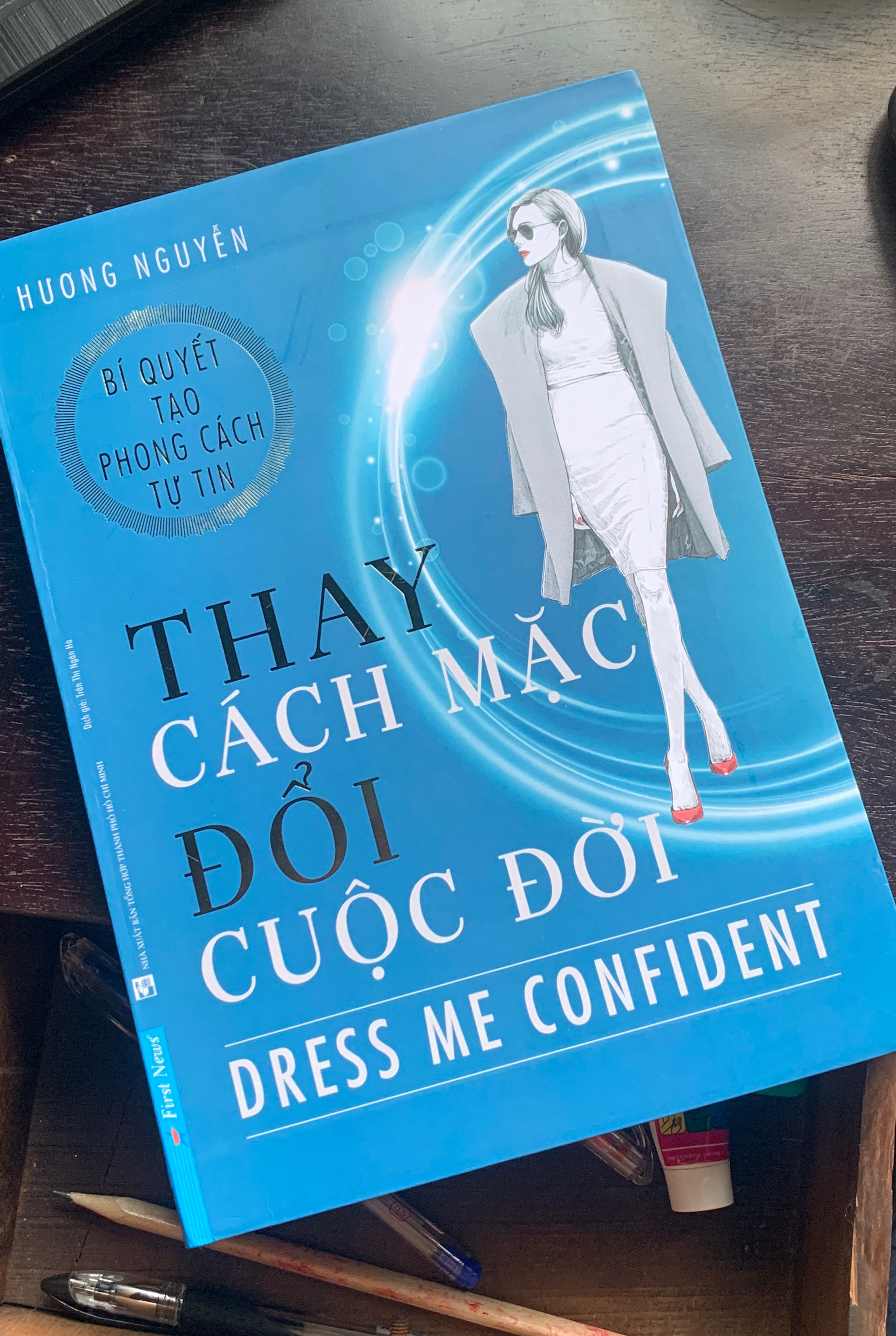 Vô tình thấy sách trong nhà sách nhưng chưa có dịp mua nên về tìm ngay.
Sách đóng gói báo bì cẩn thận, chất lượng sách và giấy rất xịn xò.
Mình đang cần xem xét lại phong cách ăn mặc vốn xuề xoà nên sách này là sách mình đang tìm kiếm.