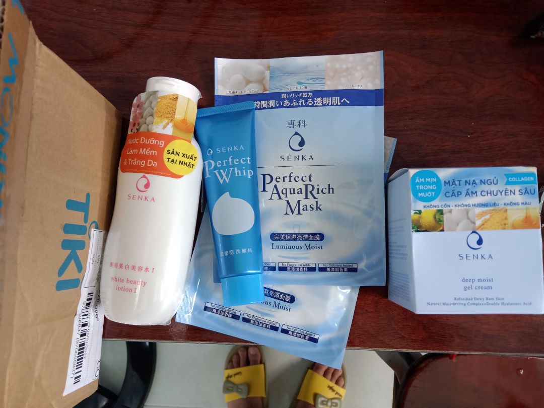 Giao hàng nhanh, hộp kem bên trong không có seal và hơi móp méo. Dùng kết hợp với sữa dưỡng cùng thương hiệu.  Sáng hôm sau khi rửa mặt cảm giác như có một lớp màng mỏng dính trên mặt. Da mình thiên khô, mức độ cấp ẩm chưa đạt yêu cầu của mình lắm. Sữa rửa mặt và mặt nạ tặng kèm chưa dùng.