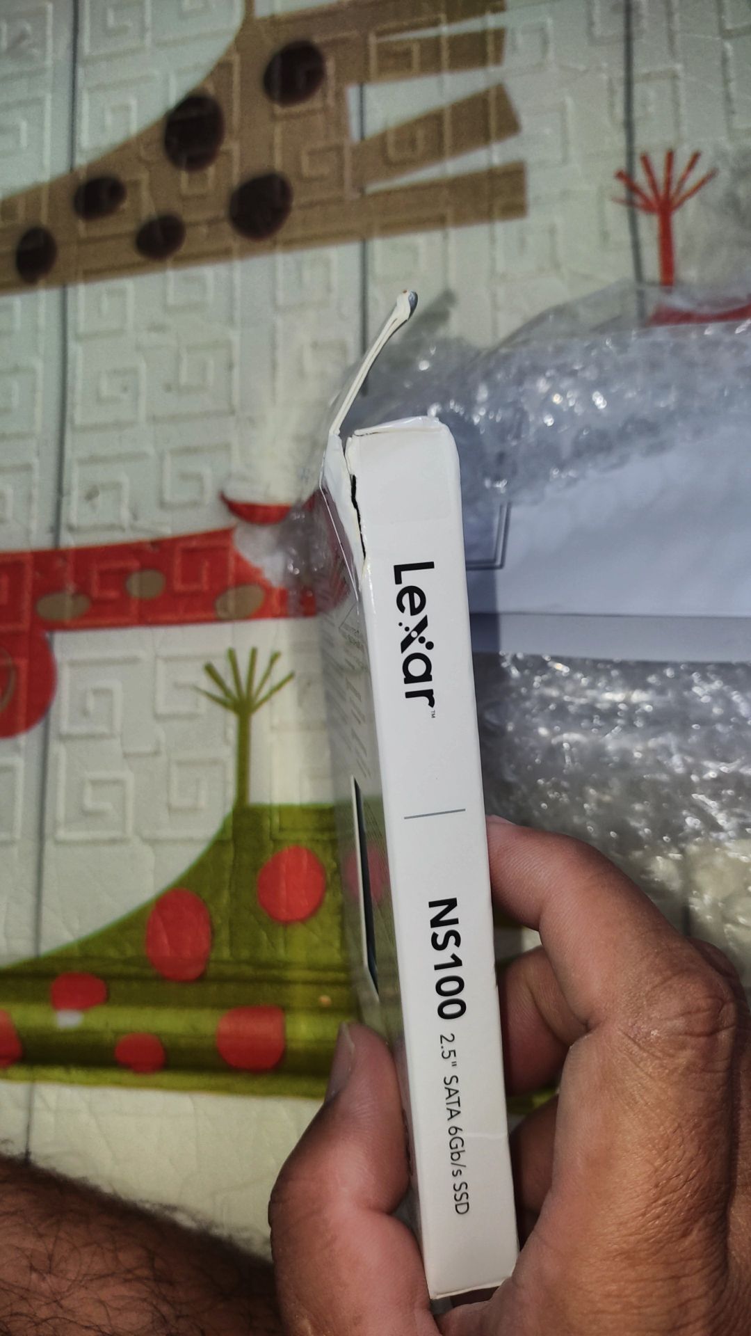 shop đóng gói quá thiếu cẩn thận, ssd mà gói 1 bọc nilong xốp bên ngoài mỏng te thế này đây, kết quả móp méo rách luôn cả hộp ssd, may ssd bên trong ko sao ! cần cải thiện hơn trong khâu đóng gói ! shop đóng gói quá thiếu cẩn thận, ssd mà gói 1 bọc nilong xốp bên ngoài mỏng te thế này đây, kết quả móp méo rách luôn cả hộp ssd, may ssd bên trong ko sao ! cần cải thiện hơn trong khâu đóng gói !