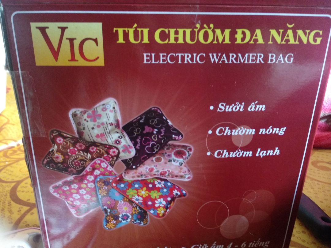 M thấy trên ảnh là túi chườm đa năng Hướng Dương. Nma lúc nhận hàng là túi chườm khác. kích cỡ cũng nhỏ hơn nhiều. Trước đây mình có mua của  Hướng Dương rồi nên m rõ kích thước. Cắm điện mùi nhựa. 20' nma ko thấy tự ngắt điện