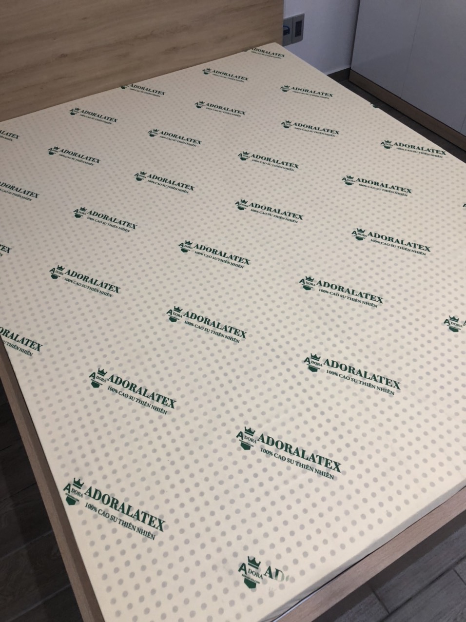 Nệm rất ổn nhé, mình mua có kèm mã giảm giá nên giảm còn có ~ 4tr9. Nệm đẹp, đàn hồi tốt, mùi thơm nhẹ chứ không nặng mùi như mấy loại khác. Nếu bạn không quá chú trọng về thương hiệu thì đây là 1 cái nệm rất đáng trải nghiệm, chất lượng có lẽ không thua gì Liên Á hoặc Kim Cương cả.