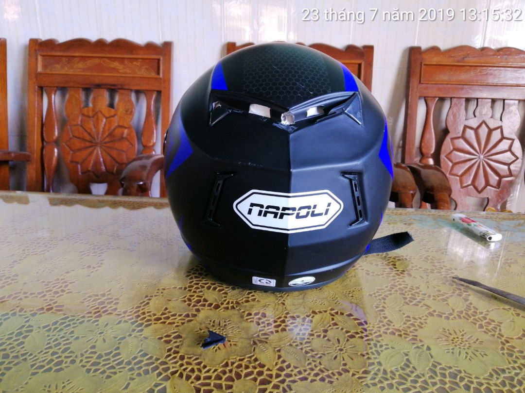 Mũ mới được giao mở ra thi thấy như thế này... Làm phiền tiki xử lý hộ mình