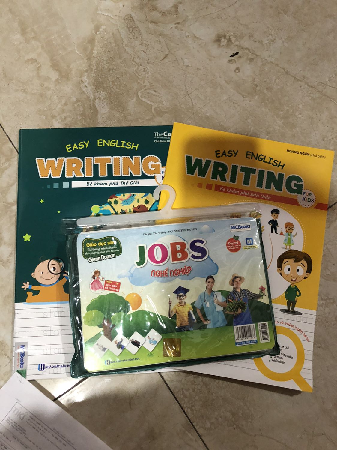 Mình vừa nhận đơn này nhưng bị thiếu cuốn 33 câu chuyện....thay vào đó lại có tập flash card. Bên cạnh đó trong hộp có 2 đơn xuất cùng mã đơn của mình. Mình không được báo trước về việc này nên khá bất ngờ. Mình cần sử dụng cuốn 33 câu chuyện nên mong shop có phương án xử lý giúp mình nhé. Cảm ơn!