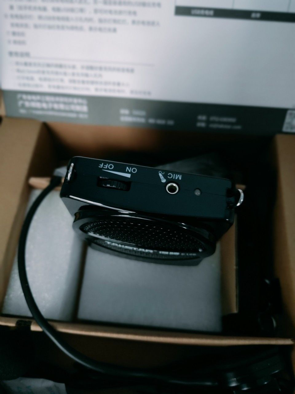 Thiết kế máy nhỏ gọn,âm thanh rõ ràng,giá cả phải chăng mình rất hài lòng về sản phẩm này. tUY NHIÊN chị đồng nghiệp mua cùng mình, bà mua con E300W thì loa to hơn, thiết kế không dây tiện hơn hẳn