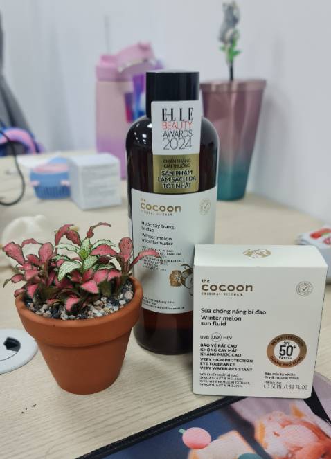 5 sao cho dịch vụ của Tiki và chương trình quà tặng rất hấp dẫn, mua đc tặng chai nước tẩy trang to oạch.
Nhưng về sản phẩm thì mình cho 4 sao thôi, sp có chỉ số chống nắng cao, bảng thành phần toàn xịn xò nhưng chưa chất chưa đc ráo với da dầu cho lắm. Bạn nào da thường xài chắc ok hơn.
Thêm nữa là bao bì lạ nhưng dạng dẹt như vậy mỗi lần lắc xong nếu mở nắp ko cẩn thận là sp sẽ bị tràn lên hoặc dính tùm lum khi cho ra tay.