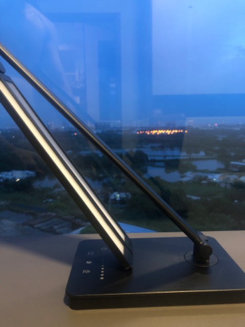 Thiết kế đẹp sử dụng ok lắm shop nếu có tính năng tích pin thì tuyệt vời