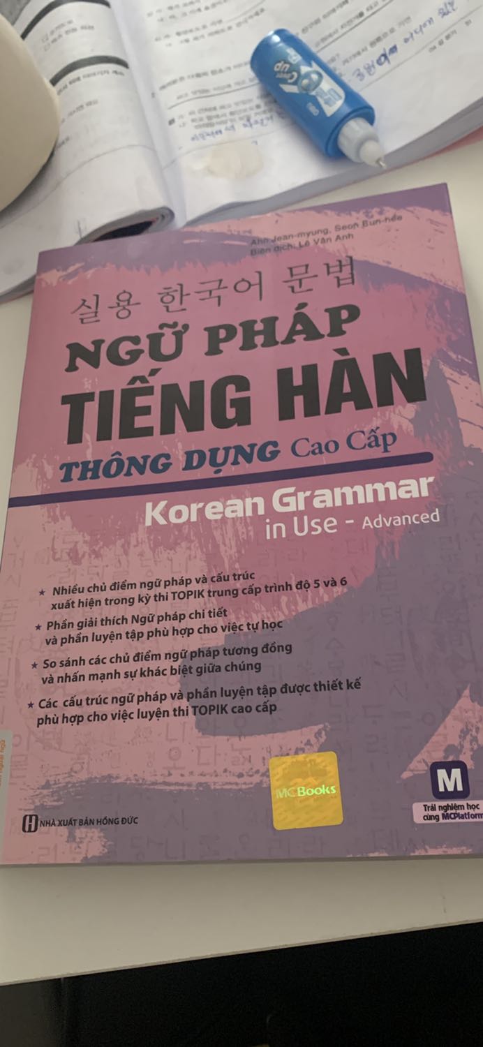 đóng gói k cẩn thận k bọc gì ngoài sách cả nên bị xước nhẹ, có cả vết bẩn mốc nữa, shop k lau sách trc khi ship gì cả, bụi bảm vào sách cơ. Được cái giao hàng cực nhanh sáng mk đặt chiều nhận được luôn