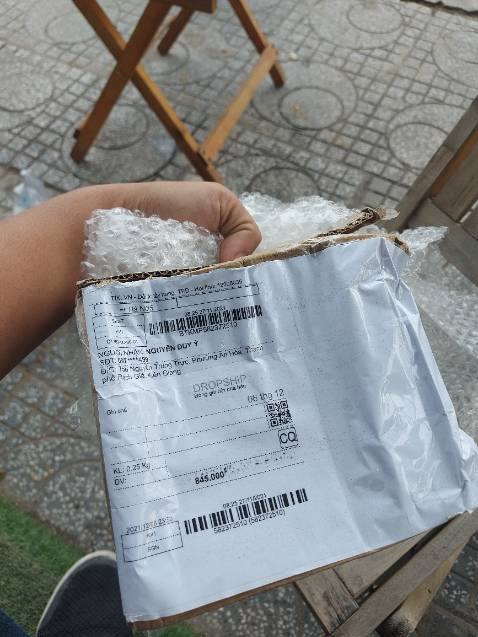 Đã nhận được sản phẩm bù lại sau khi phản hồi. Lần gửi sau shop có đóng dấu đỏ yêu cầu quay video khi nhận hàng và mở hộp. Rất hợp lý. 
.......update 9/1/2022.....
Nhận được hộp rỗng , không có gì bên trong . Nhân viên hỗ trợ Tiki kiểu anh phải chứng minh là anh nhận được hộp rỗng , chứ không phải bảo vệ quyền lợi khách hàng. Đơn hàng cuối cùng đặt mua của tiki