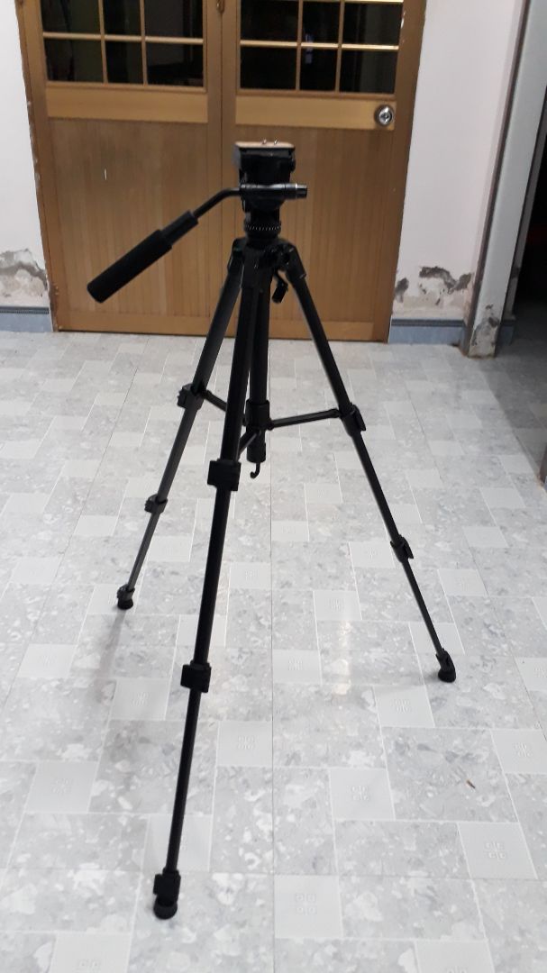 Tiki giao hàng nhanh và đóng gói cẩn thận
Một số nhận xét về sản phẩm
Ưu điểm:
  Chân máy chắc chắn, hệ thống các khớp xoay rất êm và linh hoạt, chiều cao phù hợp với nhiều điều kiện chụp và quay khác nhau.
Nhược điểm nhỏ
  Vì khớp xoay có độ ì nhất định và trọng lượng chân máy nhẹ, nên đôi khi xoay chân máy sẽ dễ bị xê dịch