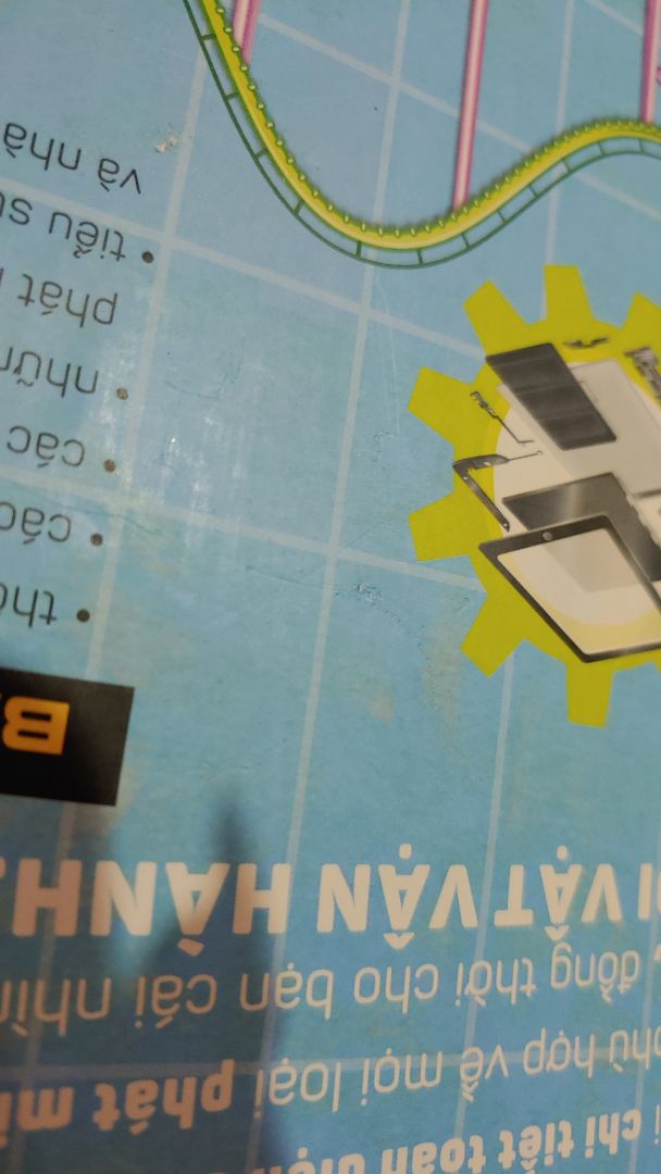 mặt sau có trầy một ít, giao hàng nhanh hqua đặt thì hnay nhận đc