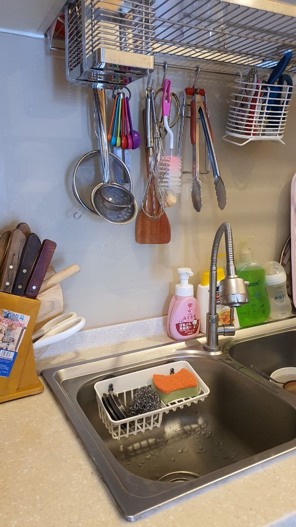 Khay lớn hơn mình nghĩ, mìng dán lên thành bồn rửa chén, miếng hít bám dính tốt. đựng được khá nhiều miếng rửa chén và nút chặn bồn nhưng ko làm khay bị tuột ra.