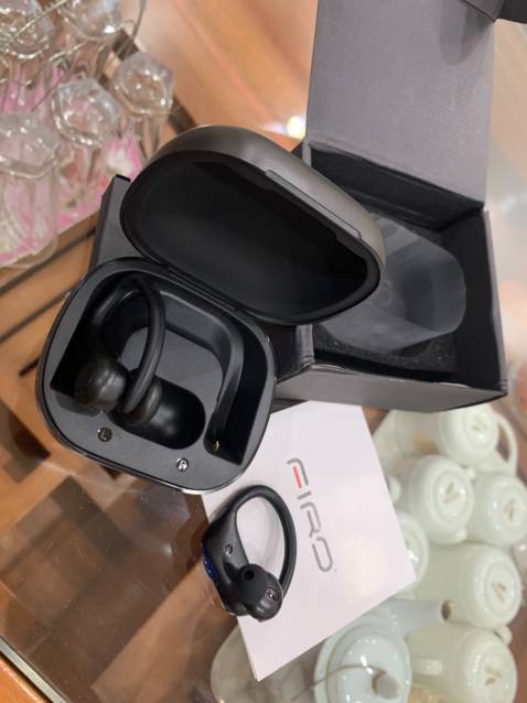 Giao hàng rất nhanh, đặc biệt đóng gói kỹ luôn. Màu sắc mạnh mẽ và sau một tuần trải nghiệm mình thấy tai nghe rất nhẹ, dễ mang theo . Âm thanh thì khỏi chê roài. rất hay luôn. Pin sử dụng được lâu, kết nối ổn định & khả năng chống nước tốt.