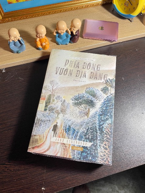 Phía Đông Vườn Địa Đàng là tiểu thuyết giàu chiều sâu về gia đình, lựa chọn và bản chất thiện – ác trong mỗi con người. Văn phong Steinbeck giản dị mà ám ảnh, câu chuyện chậm rãi nhưng cuốn hút, để lại dư âm lâu dài. Một cuốn sách đáng đọc cho ai yêu văn học kinh điển và suy ngẫm về cuộc sống.