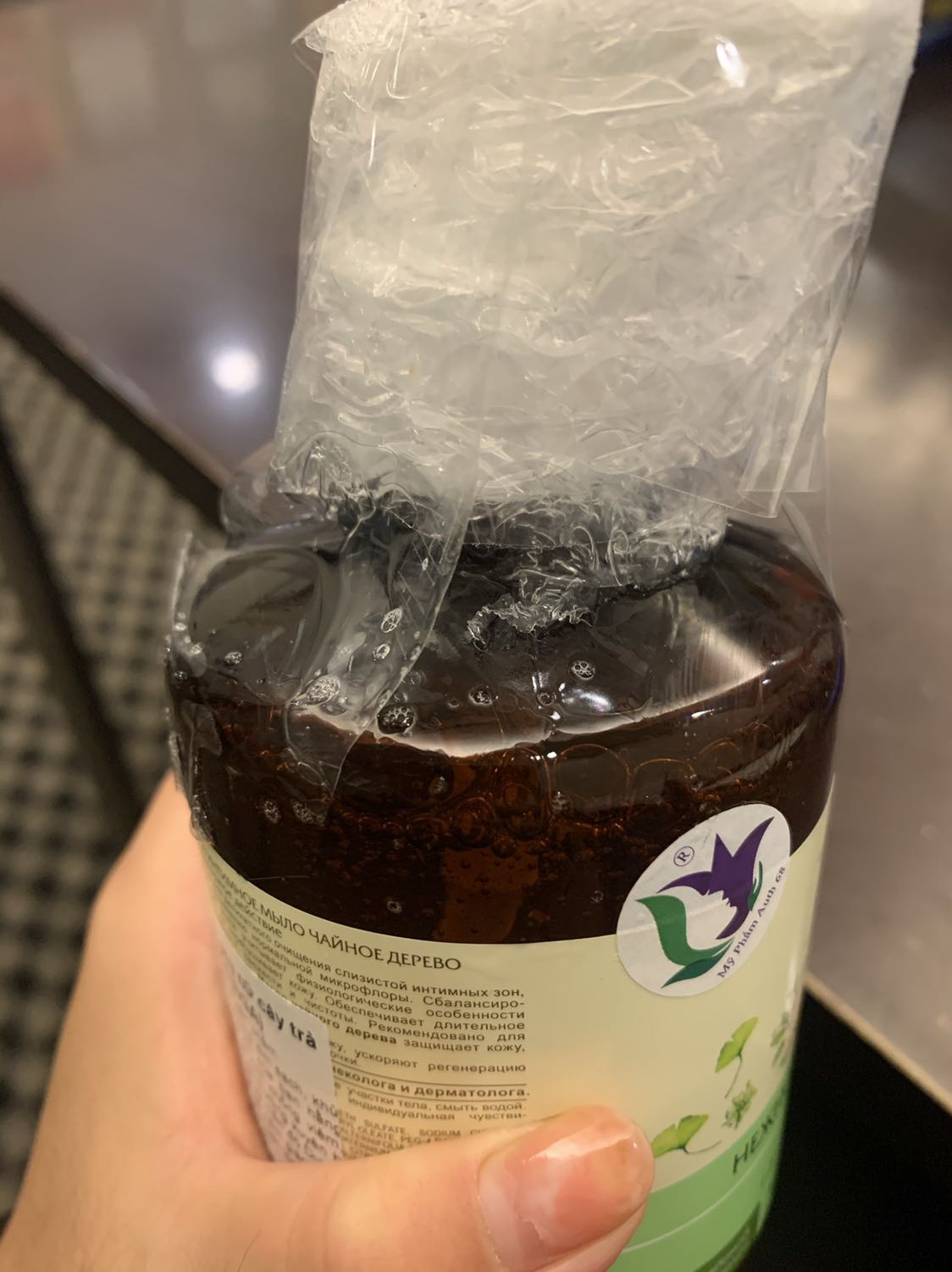 Bọc thì kín đầu nhưng vẫn bị chảy ra ngoài dính đầy vào vỏ chai. Mà mở lớp giấy bọc ra thì lại thấy chai này đã được mở ra rồi là sao? Vì chai này có vòi nhấn có thể khoá vào như chai dầu gội đầu, khi khoá thì ko thể nhấn được. Khi nào mình vặn mở ra vòi mới nhô cao lên để nhấn và dung dịch ở trong mới chảy ra. Nhưng khi nhận hàng thì vòi đã nhô cao và tôi hoàn toàn có thể nhấn đc dung dịch ra luôn. Như là mua phải hàng dùng dở vậy