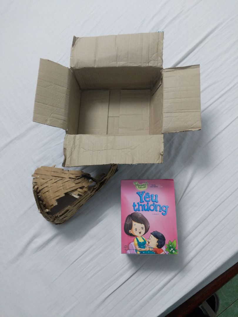 Do lỗi gì đó mà nilon bọc tập sách hơi rách một tí. Mọi người cố gắng nhé.