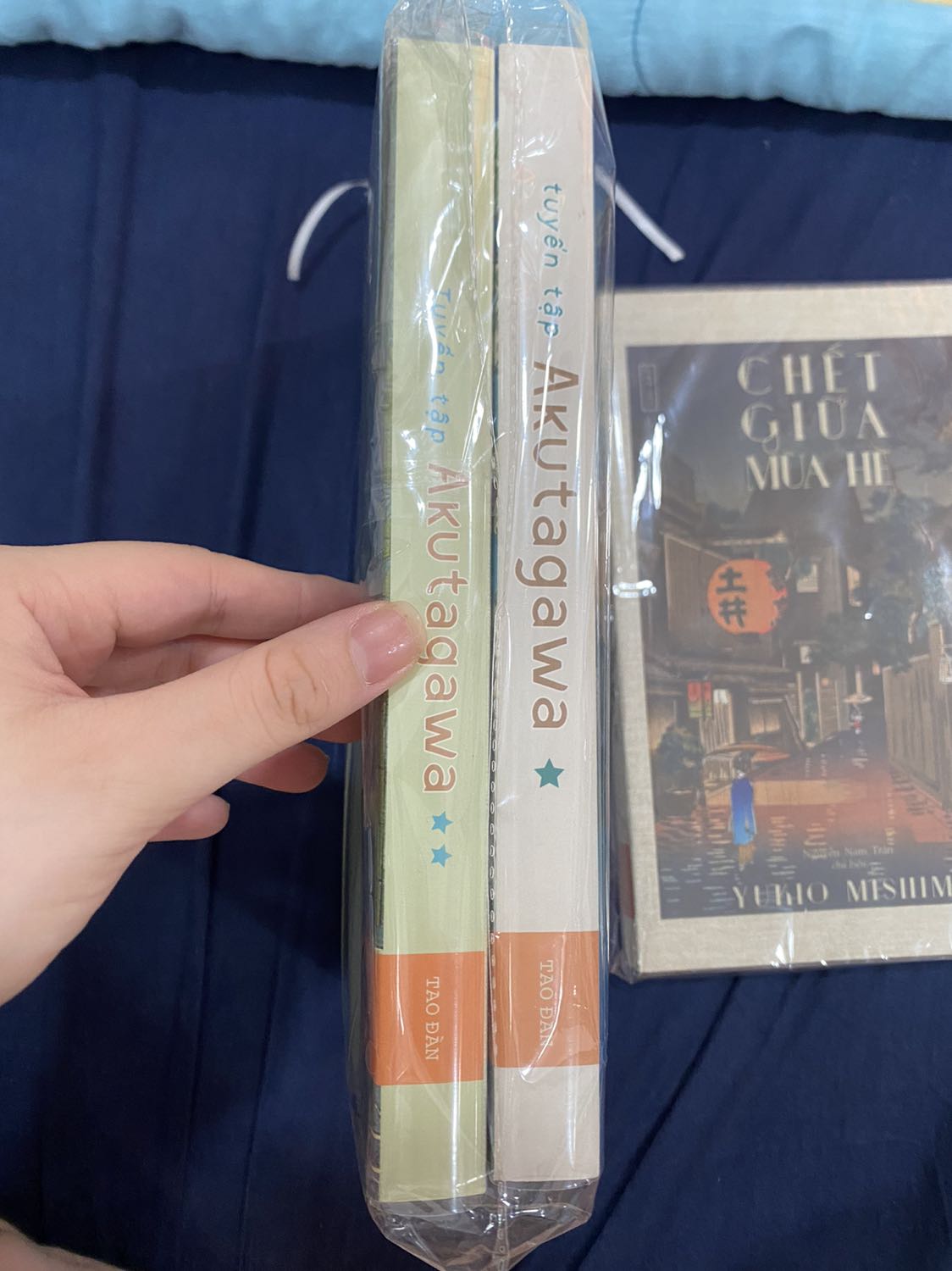 Admin dễ thương cực kì và đóng gói siêu tốt, tốt hơn kì vọng của mình luôn cơ! Sách thì giá rẻ, không bị hư, dập, bẩn gì cả nói chung là mới toanh luôn ấy! Chắc chắn sẽ ủng hộ tiếp ạ ❤️ à còn ship siêu nhanh, đặt 6.6 mà 7.6 đã nhận hàng hú hồn luôn