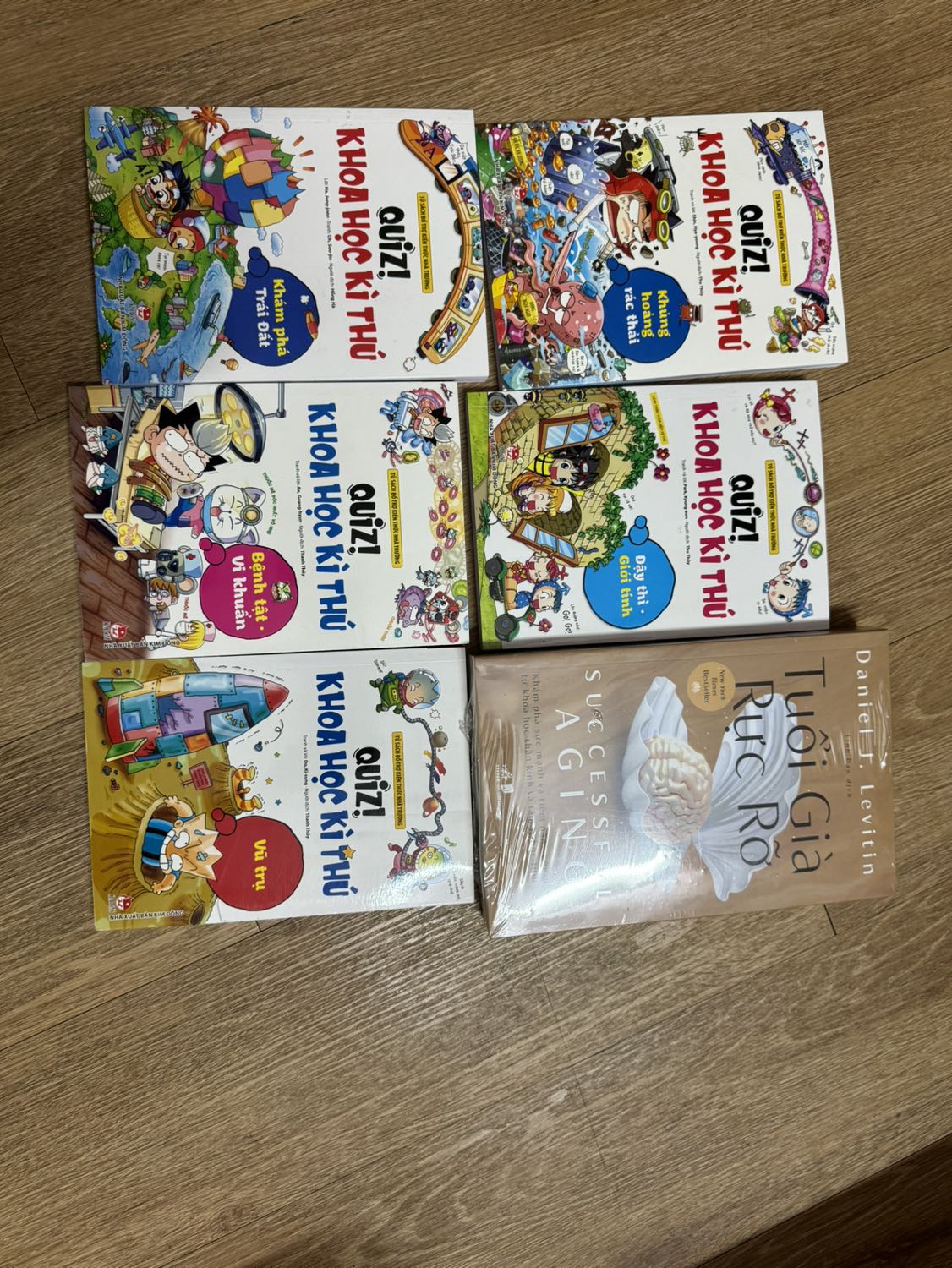 Đây là lần thứ hai mình đặt mua sách, chọn giao hàng thông thường mà mới 1, 2 tiếng đồng hồ hàng đã giao. Giao hàng nhanh tốc độ siêu thanh luôn 

Hàng đóng gói đẹp, cẩn thận.
Cám on shop và các cộng sự thật nhiều