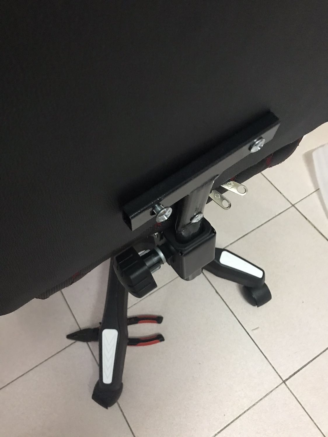 ghế ngồi êm ái, tuy nhiên ốc phía sau phần tựa lưng khá khó lắp và lắp bị vênh không vào hết ghế ngồi êm ái, tuy nhiên ốc phía sau phần tựa lưng khá khó lắp và lắp bị vênh không vào hết