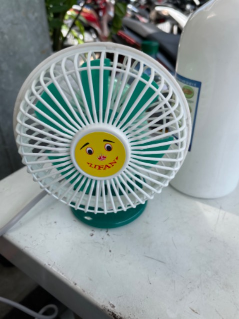 Quạt nhỏ . Chưa được mát