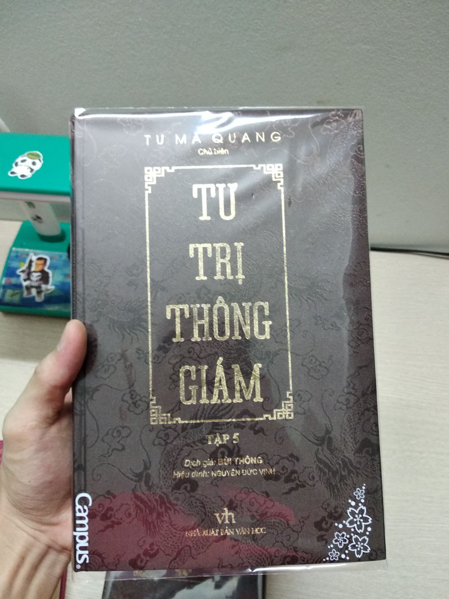 mình sẽ không bàn về nd vì nó quá nổi tiếng r, 1 bộ sử sách đem lại lượng thông tin rất lớn, đầy đủ về lịch sử trung quốc. Mình muốn nói ở đây là về chất giấy- tg đối tốt, bìa cứng bọc vải- đẹp, tuy nhiên mực in bìa rất dễ phai, mờ, dễ mất chữ, và hình như bên nhà sx ko khắc phục được. Mình bọc lại mong là giữ được lâu. Duy có một điểm không hài lòng là gáy sách, tệ vô cùng, lỏng lẻo, chán, nhà sách nên chọn nhà sản xuất sách khác đi