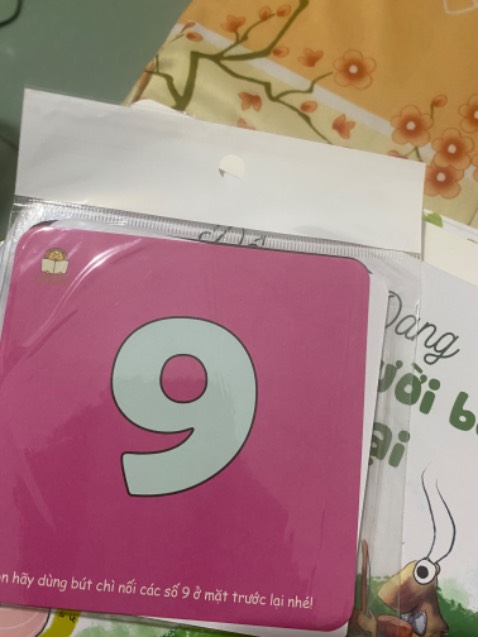 Sách đẹp, bao cần thận, ship hơi lâu tí thôi! Được tặng quà các con số! P