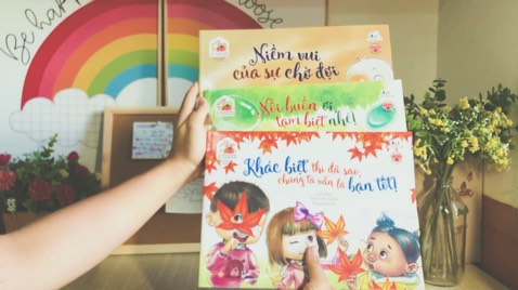 Sách hay và bổ ích, có mã QR sau sách để quét trên *** và nghe giọng đọc tiếng Anh. Ship hàng nhanh chóng.