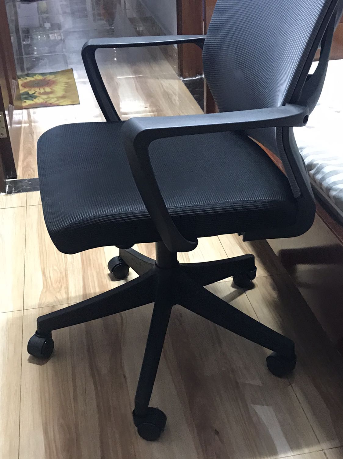 Giao hàng nhanh, CSKH tốt. Nói chung về điểm đó thì mình ưng.
Nhưng mà mình lại nhận được đồ xước, nhìn như ghế trưng bày vậy. Tuy không ảnh hưởng gì nhưng rất khó chịu. Thêm là chả có một tờ HDSD hay lắp ghép gì, dù cho anh CSKH có gọi và nói nếu không lắp không được thì gọi anh và anh sẽ gửi clip, nhưng cái này vẫn rất thiếu sót.