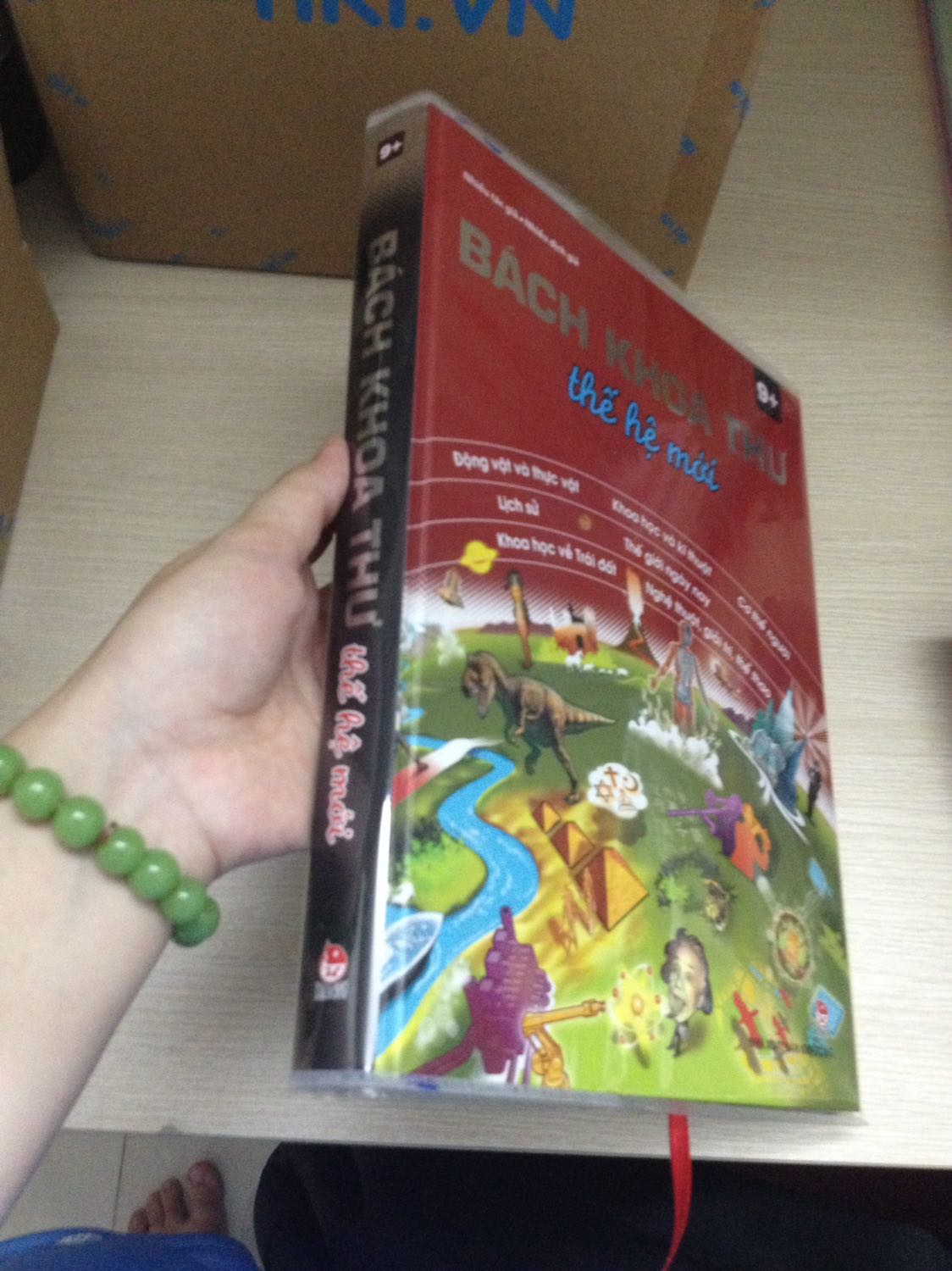 Bách khoa thư thế hệ mới là một quyển sách đáng mua , đáng đọc bởi lẽ nguồn thông tin kiến thức mà sách cập nhật đến rất cụ thể ,phong phú và sinh động về thế giới quanh ta về tri thức về khoa học ...tất cả đều gói gọn trong sách này . sách giúp độc giả am hiểu và mở rộng vốn kiến thức về thế giới hơn. Qua những trang sách được đầu tư công phu về chất lượng hình ảnh 3D , được in trên trang giấy bóng , ngoài ra sách còn rất thơm và chắc tay . Sách thuộc dạng bìa cứng nên rất dễ bảo quản và khá thuận tiện trong việc giữ gìn. có lẽ vì thiết kế theo khuôn khổ bìa cứng và giấy khá to nên rất hạn chế trong việc cầm trên tay khi đọc  với thời gian lâu dài , dễ gây ra cảm giác mỏi , chỉ có thể ngồi tư thế đọc trên ghế hoặc đặt sách trên giường nằm đọc mà thôi . nhưng với tí khuyết điểm nhỏ này vẫn không đáng kể gì so với ưu điểm của sách đem lại nên mình quyết định cho 5 sao về sản phẩm này cũng như rất hài lòng với cách thức đóng gói vận chuyển của tiki , rất thuận tiện , nhanh chóng và gọn gàng . mong tiki có thể phát triển hơn nữa .