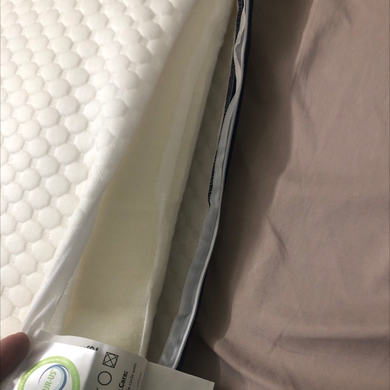 Đặt hàng siêu tốc của tiki lúc 12h30 thì 4h30 nhận được hàng. Giao từ nhà bè qua thì phải. Bao xa. Cảm nhận đầu tiên chỉ biết nói 1 chữ : sướng ***! Êm đầu nhẹ cổ hẳn. Rất thích nhé. Trong hình là ảnh mình mới chụp sơ ruột gối nên an tâm nhé mọi người. Vô tư mà mua đi mọi người ơi. Sẻ ủng hộ tiếp đợt sau tặng cho người thân. Hehe. Ta kết cái màn giao siêu nhanh của ông tiki nhá.