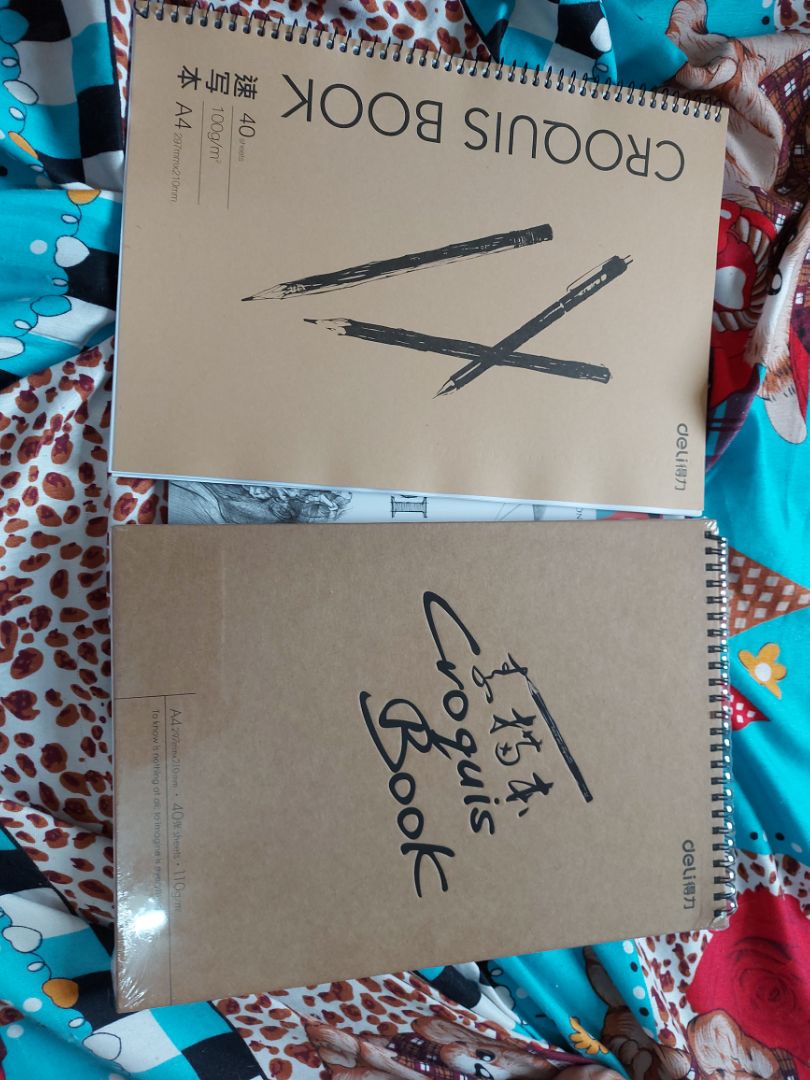 sổ chắc chắn, bên trong là giấy màu trắng mà mình lại đang tìm loại nhám nhám vàng vàng, nhưng nói chung chất lượng cũng ok