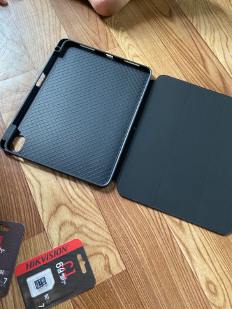 Giao nhanh. Phần ốp là nhựa mềm nhìn không chắc chắn lắm. Nhìn chung phù hợp giá thành