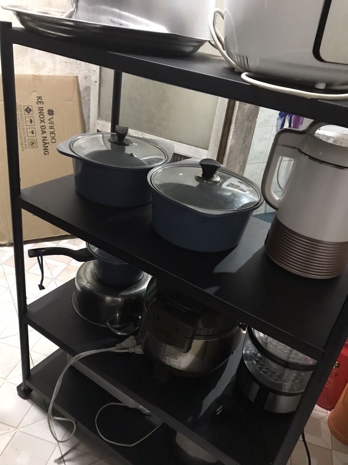 Nhận hàng chậm 1 ngày so với dự kiến nhưng không sao vì TIKI đã gửi tin nhắn trước đó cho biết hàng sẽ về chậm từ 1-3 ngày , cám ơnTIKI vì sự chu đáo này.Kệ đẹp và chắc chắn, để được nhiều đồ.