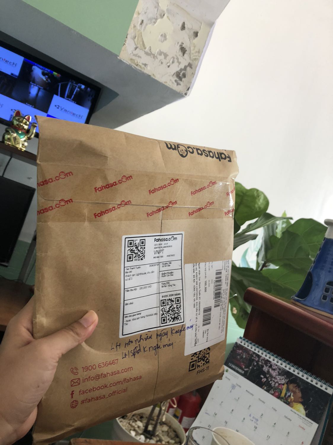 Sách được bọc rất kỹ. Rất cám ơn Tiki về dịch vụ CSKH, đt mình bị hỏng ko liên lạc được nên nghĩ hàng giao quá chậm - sau khi liên hệ qua email Tiki mình được hỗ trợ nhanh chóng ngay. 
Tiki chưa bao giờ làm mình thất vọng