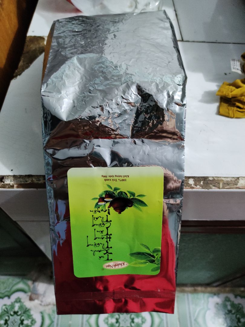 Không hiểu sao chứ lần đầu tiên mua một gói trà nửa ký mà lại không được hút chân không như thế này. Chưa biết trà có ngon không chứ mất mùi thì có ngon cũng hoá dở