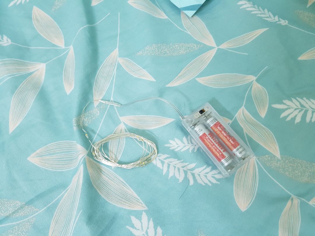 đóng hộp chuyên nghiệp, giao hàng nhanh, đèn trang trí phòng lung linh, dây đèn chắc chắn, bóng led thiết kế mới, lạ, nhìn giống đom đóm thật. nói chung thực sự đáng tiền. Mình sẽ mua thêm các mẫu khác nữa để trang trí nhà Tết này ạ