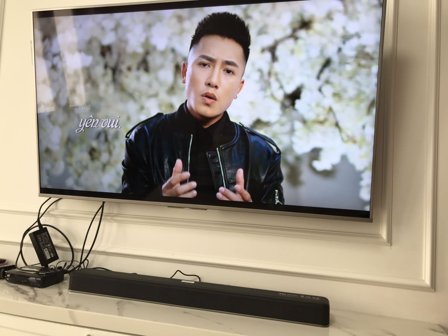 Tiki giao sớm hơn cả dự kiến.
Bao gói cẩn thận, phụ kiện đầy đủ như mình đã xem unboxing trên youtube. Chơi combo tivi Sony 8500G và em X8500 này phê hẳn. Kết nối bluetooth được với tivi nên bớt dây rườm rà. Âm thanh nghe ok, bass khoẻ. Mình xem Netflix các phim có Atmos thì thôi rồi.. quá sướng, khác hẳn loa tivi. Kết luận rất đáng tiền.