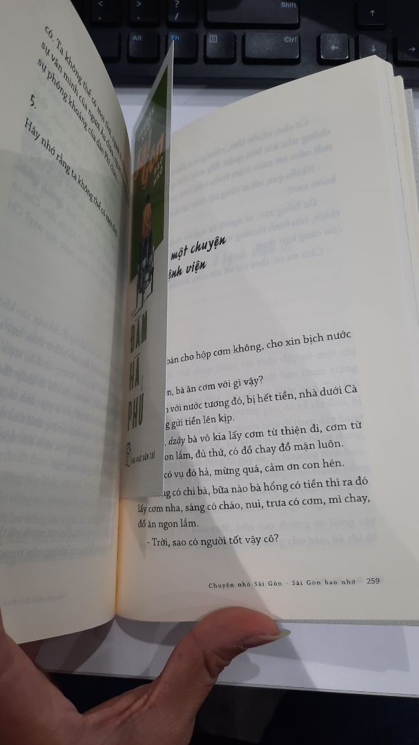 Do chưa đọc hết nên mình chỉ đánh giá chung chung thôi. 
Sách tương đối dày, có bookmark. Giấy láng mịn nhưng mỏng nên thấy được chữ của trang in bên kia nên không thích lắm.
Nội dung thì bình dị với nhiều câu chuyện nhỏ, nó hấp dẫn bởi những con người hết sức đời thường nhưng hào sảng và tốt bụng. 
Đọc để biết và tin vào tinh thần và tấm lòng của Sài Gòn.