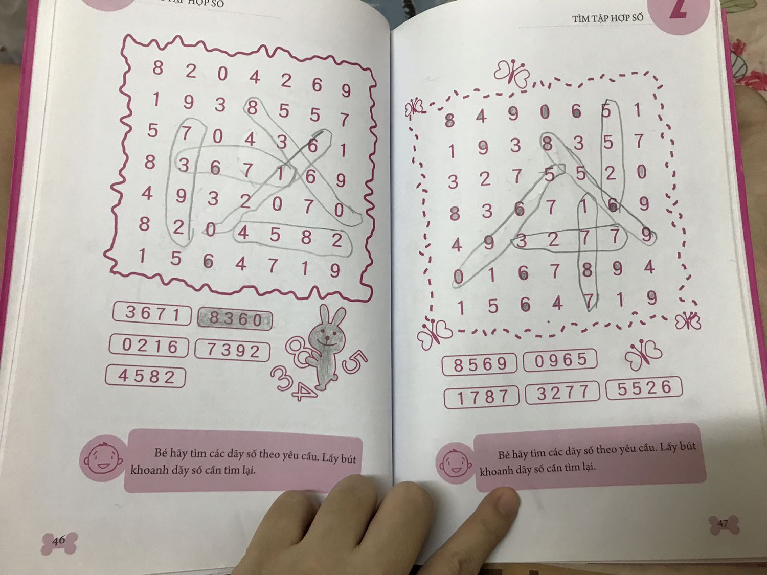 Bộ này cuốn nào cũng hay. Mỗi cuốn gồm 4 chủ đề khác nhau. Khá khó. Bé nhà mình 5 tuổi làm ổn áp. Nhỏ hơn sợ chưa làm được