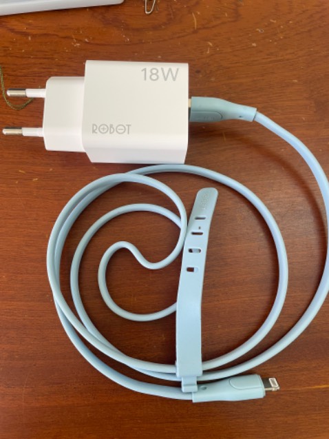 Giao hàng nhanh. Kiểu dáng gọn nhẹ. Sạc ip7 cũng khá ổn định.