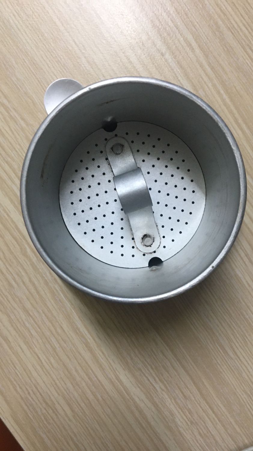 Miếng nén cafe to hơn đáy phin, ko thể nén đc cafe