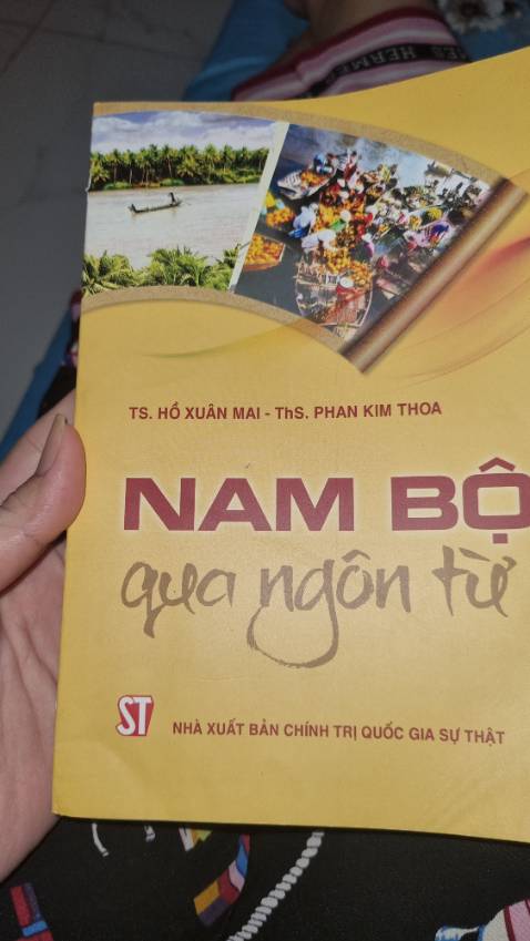 Bìa sách đẹp, nội dung phong phú, gói cẩn thận.