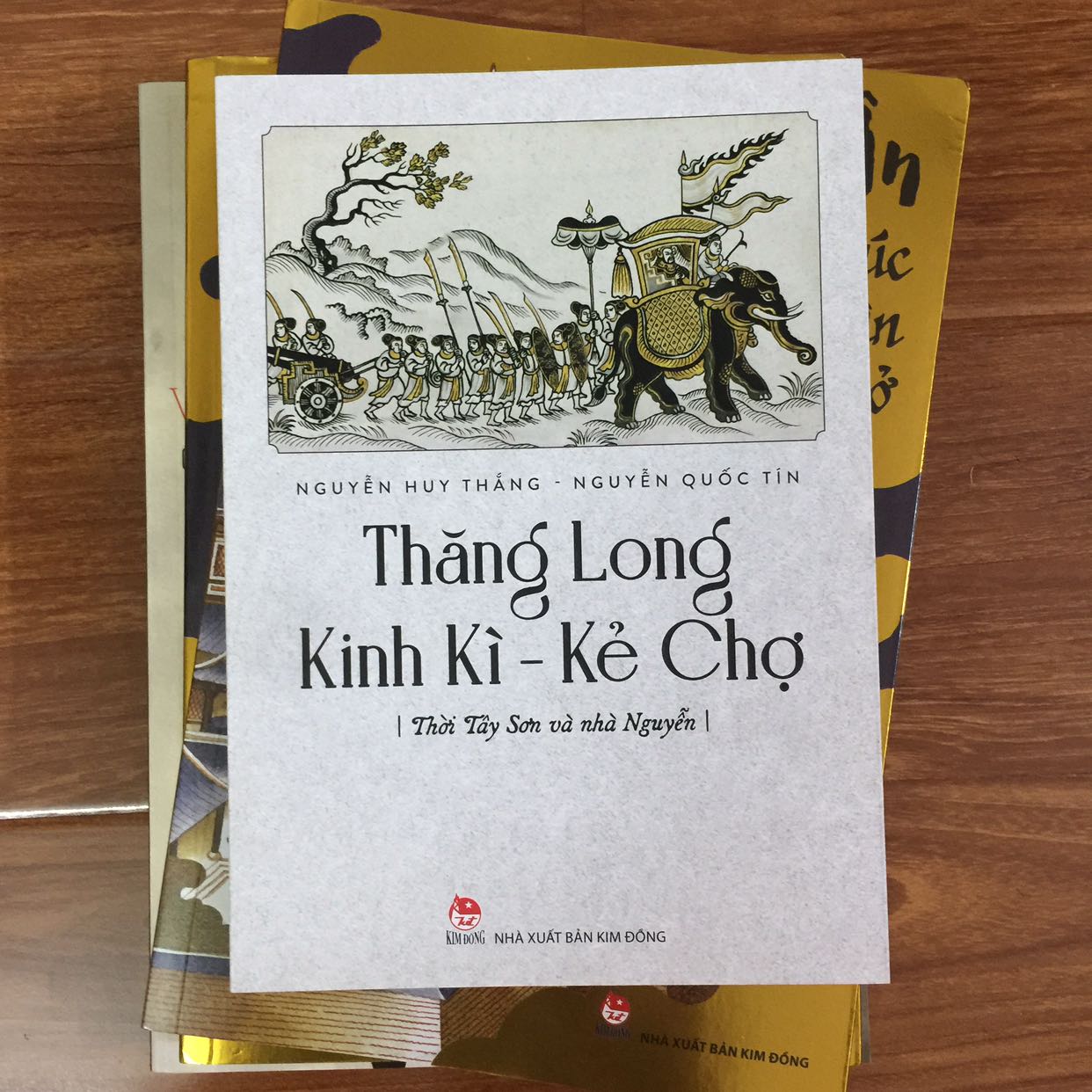 Sách đẹp, nhưng đóng gói hàng không được tốt. Đã đóng góp ý kiến nhiều lần nhưng chưa thấy cải thiện khâu đóng gói.
Đơn hàng gồm 5 cuốn sách có cỡ sách khác nhau, không được chèn lót cẩn thận ở các cạnh, nên khi vận chuyển chắc chắn 2 cuốn khổ to sẽ móp bìa.