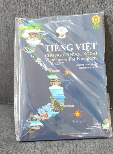 Giao hàng nhanh, bọc gói hàng cẩn thận, nội dung sách dạy dễ hiểu, hướng dẫn từ cơ bản về Tiếng Việt, sách song ngữ, bạn mình rất hài lòng về kiến thức sách mang lại.
