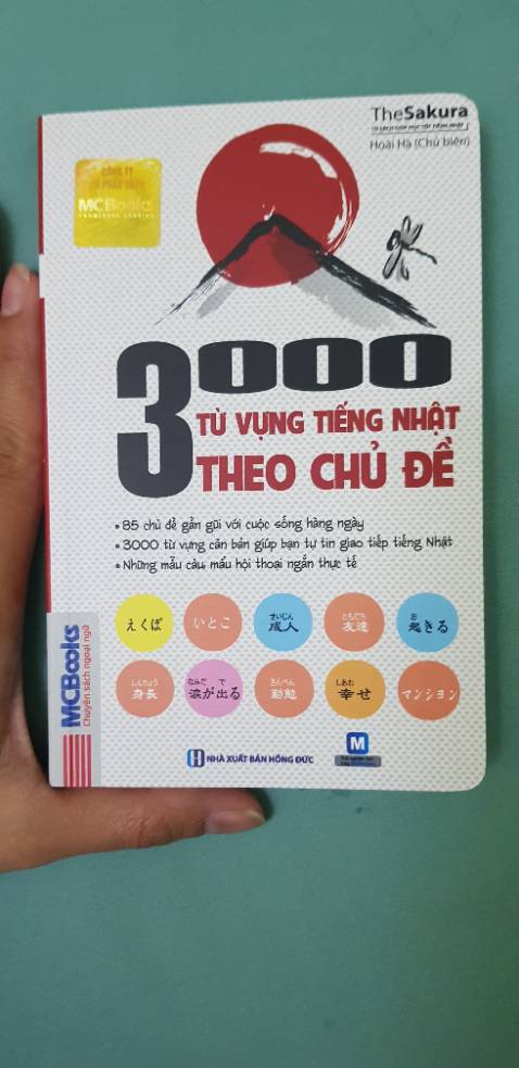 Sách màu gọn nhỏ đẹp, tiện lợi khi mang theo ra ngoài, nhưng nếu có thêm Tiếng Anh như cuốn bên cạnh mình mua riêng thì tốt hơn, giao nhanh gói kỹ, shipper nhiệt tình vui vẻ, thanks all