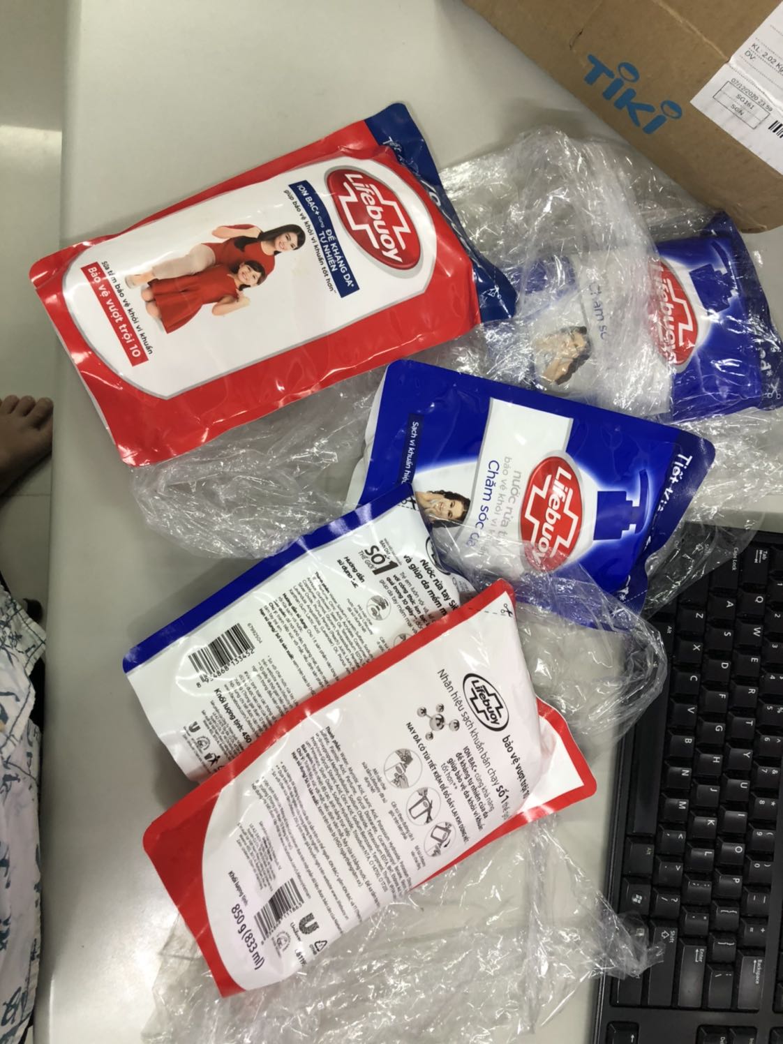 Mới nhận hàng xong, date còn rất dài nên yên tâm
Trên trang để có quà tặng nhưng mọi người lưu ý  nhớ kiểm tra trong giỏ hàng có kèm quà tặng thì mới có còn ko kèm trong giỏ hàng là ko có đâu nhé. 
Tiki để thông tin zậy mà ko có mà tặng kèm theo 
Mình đánh giá 3 sao là do tiki để thông tin mập mờ làm người mua hiểu nhằm.