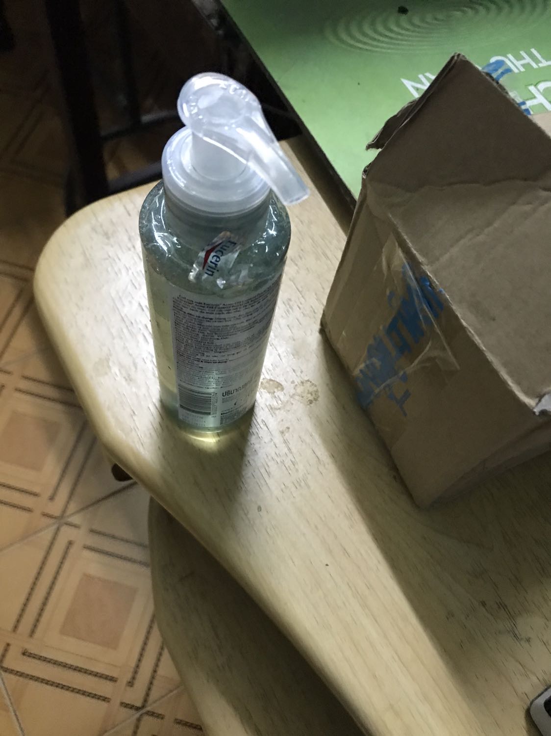 Nhận hàng lâu rồi nay mình mới khui ra xài mà mình vặn hoài cái nút nó k bật lên thì là sao mà ấn cho gel chảy ra. Hình như là nắp bị lỗi và mình cảm thấy bất tiện vì điều này Nhận hàng lâu rồi nay mình mới khui ra xài mà mình vặn hoài cái nút nó k bật lên thì là sao mà ấn cho gel chảy ra. Hình như là nắp bị lỗi và mình cảm thấy bất tiện vì điều này
