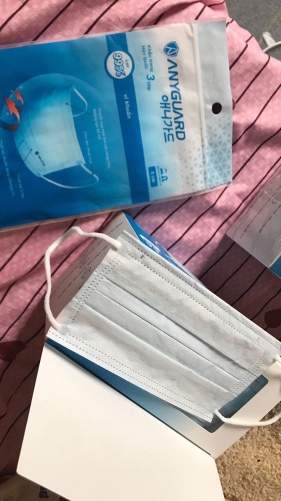 Khẩu trang dùng thích nên mình tìm mua bằng được, mỏng nhưng dai không bị xù lông dể thở, mà so với loại cũ mình mua ở viettel thì logo cũ in chìm mờ hơn logo của shop in ở ngoài không biết khác nhau j k