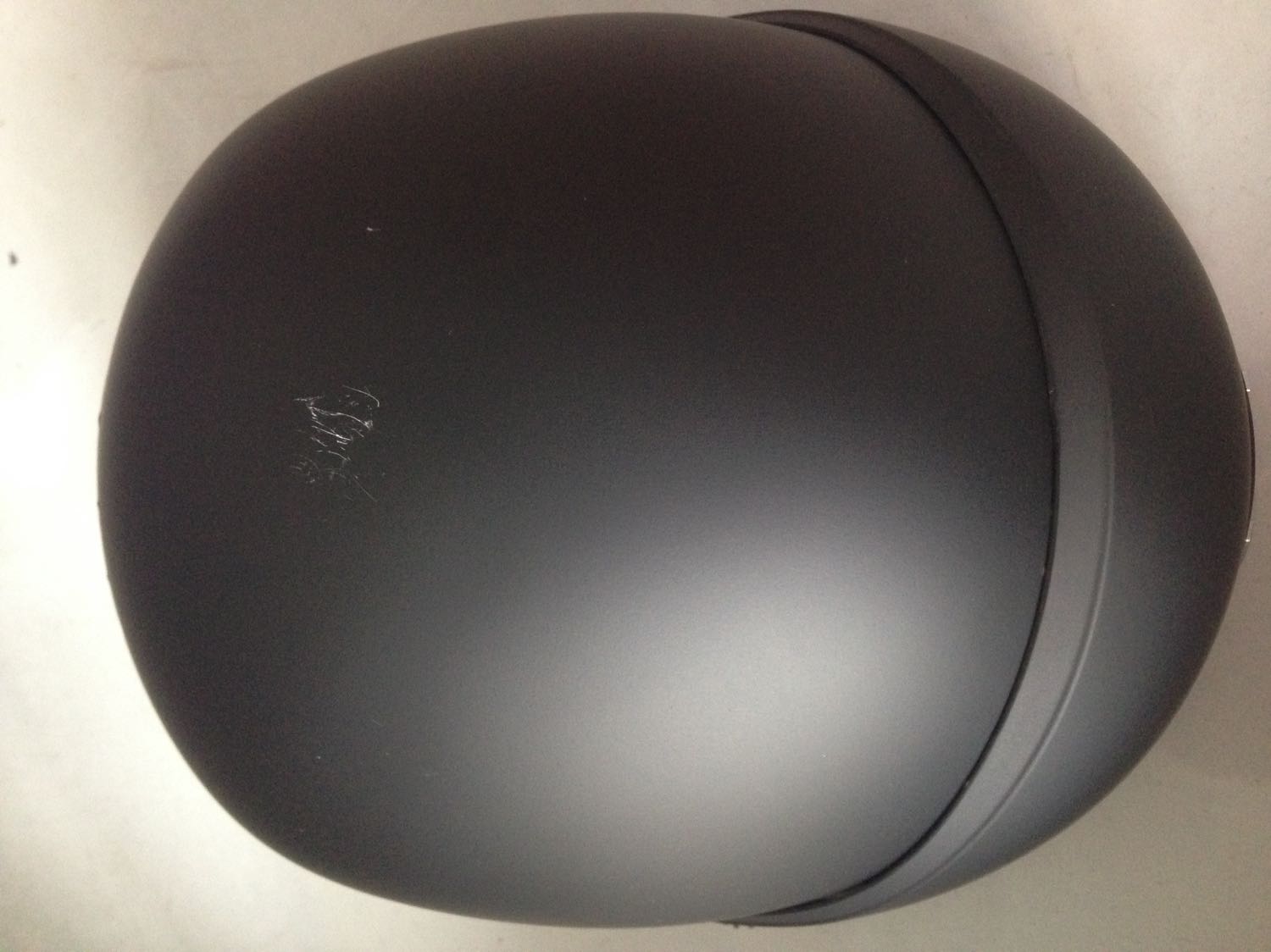 Mình cực kì hóng mũ về mà mở ra thì nó bị trầy xước thế này nhìn cực kì bực mình (mình thích đồ vật được giữ nguyên vẹn).
Mũ khá ok, chất lượng thì đánh giá là tốt như miêu tả, trừ đi 2* vì khâu vận chuyển bảo tồn hàng (hay là giao hàng đã như thế) không tốt. Có phiếu bảo hành mà mình không biết có thể đổi hay bảo dưỡng sản phẩm này như thế nào??